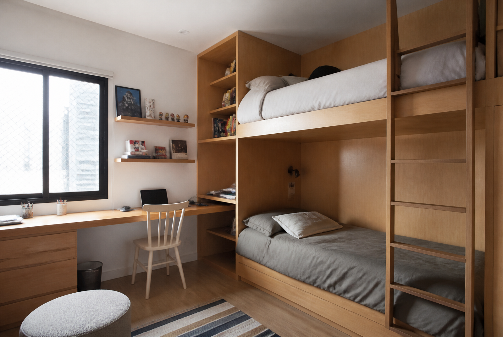 Quarto compartilhado com beliche planejado em madeira